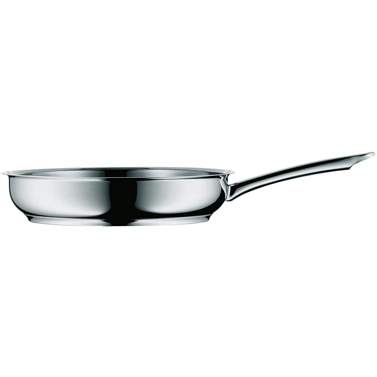 WMF Profi-Pfannen size comparison with utensils demonstrating versatile family-size capacity benefit