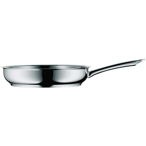 WMF Profi-Pfannen size comparison with utensils demonstrating versatile family-size capacity benefit