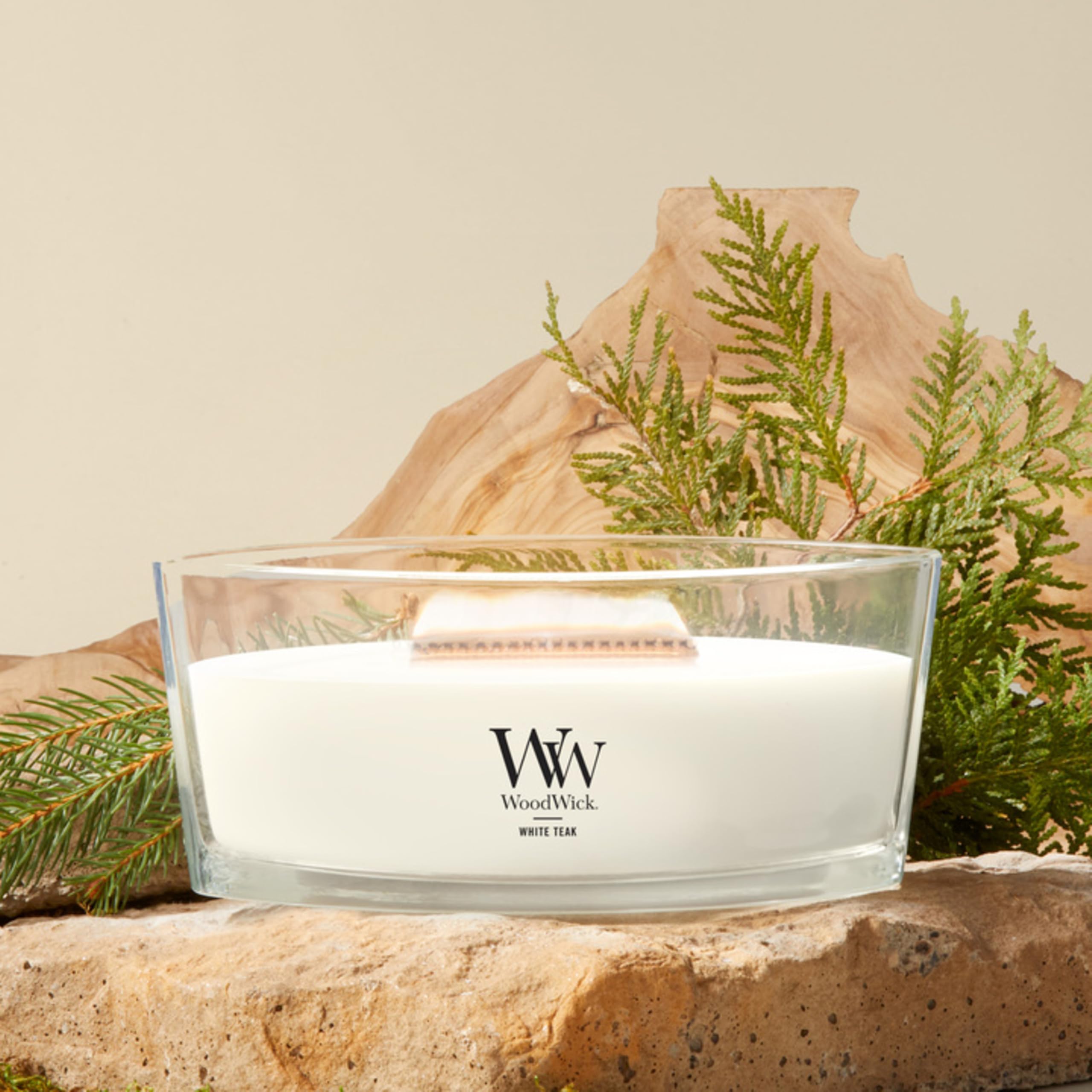 WoodWick(ウッドウィック) top view of ellipse wax pool showing even melt and scent throw