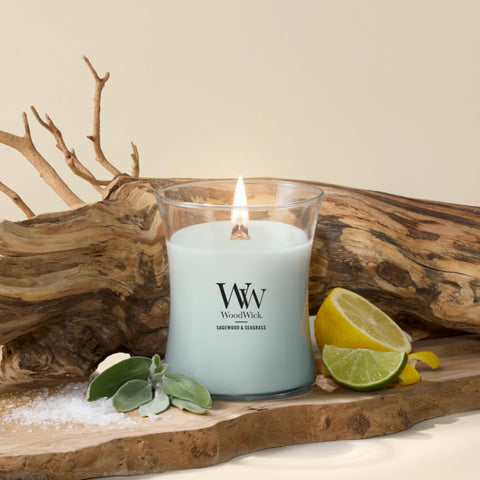 WoodWick(ウッドウィック) hourglass glass detail highlighting flared rim for even burn