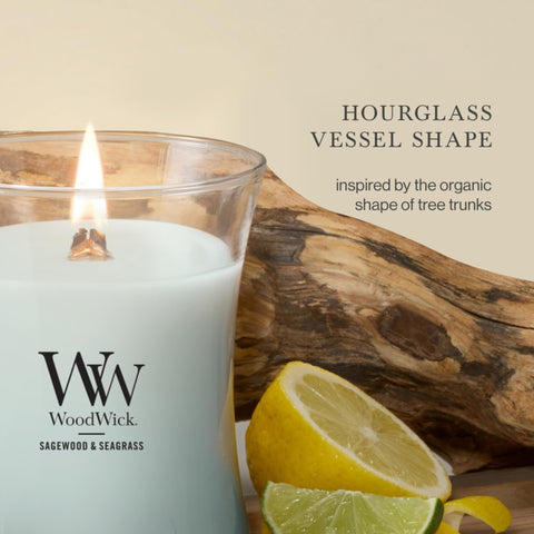WoodWick(ウッドウィック) poured wax texture showing smooth soy-paraffin blend performance