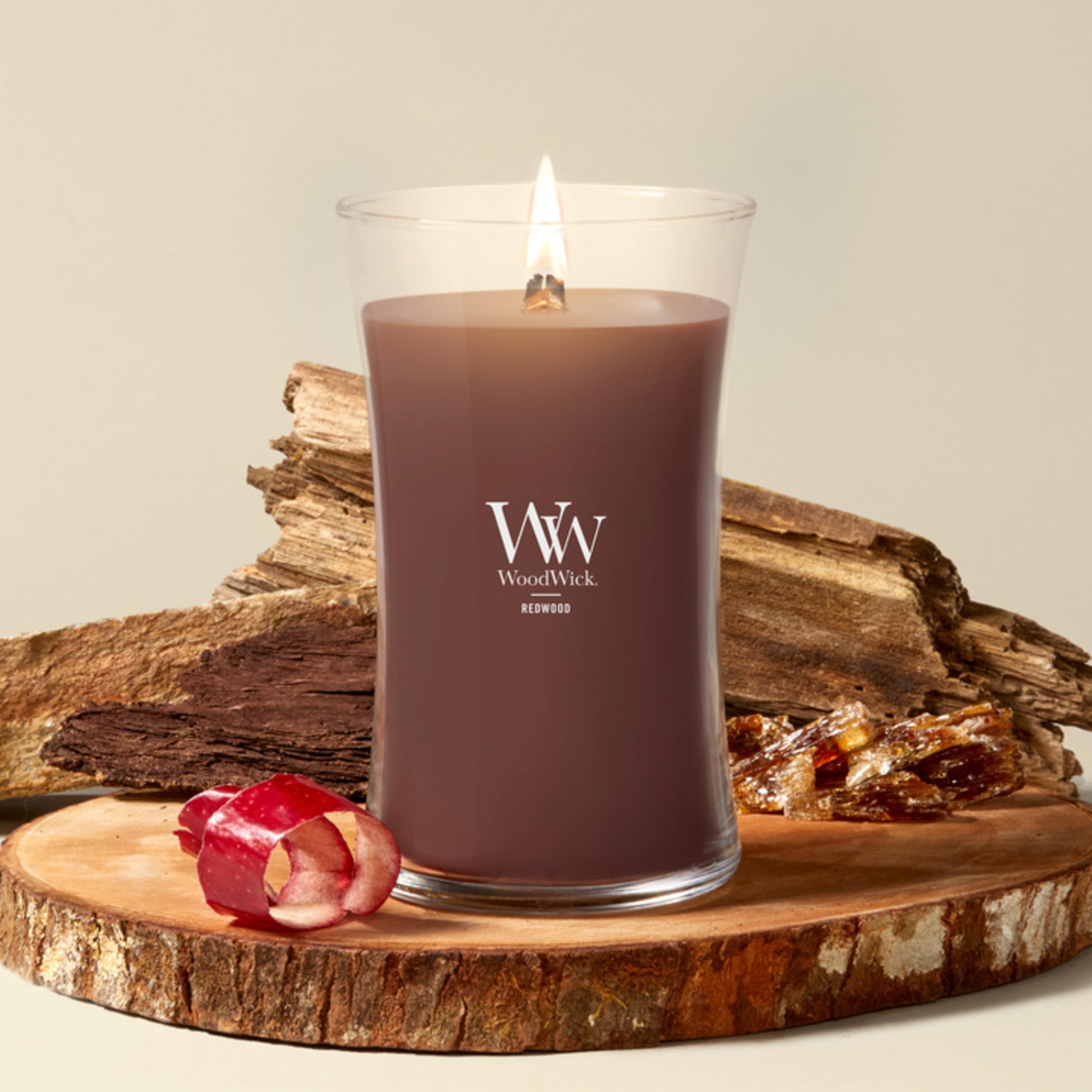 WoodWick(ウッドウィック) wooden lid close-up highlighting craftsmanship and dust protection
