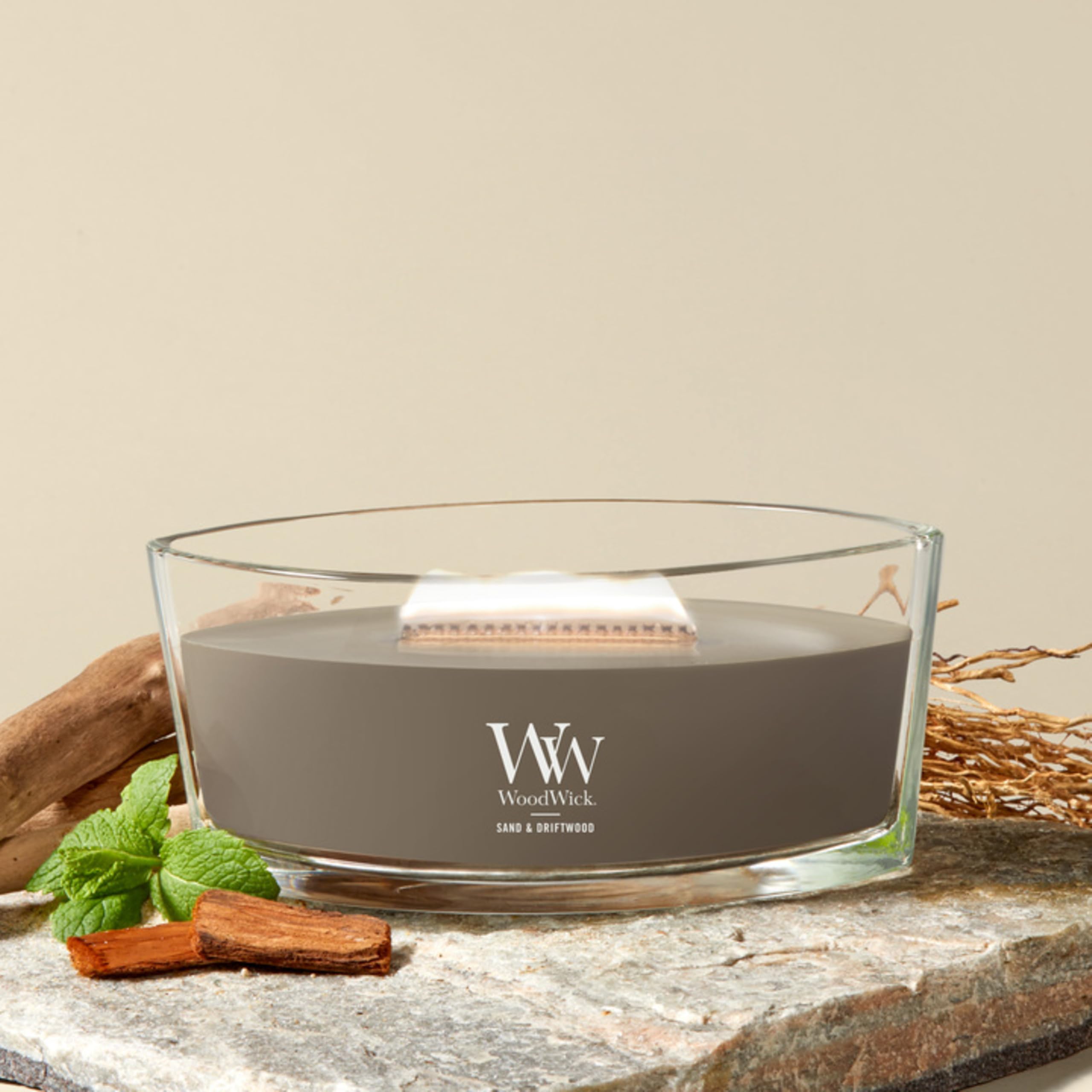 WoodWick(ウッドウィック) wooden wick close-up with crackling texture for soothing ambiance