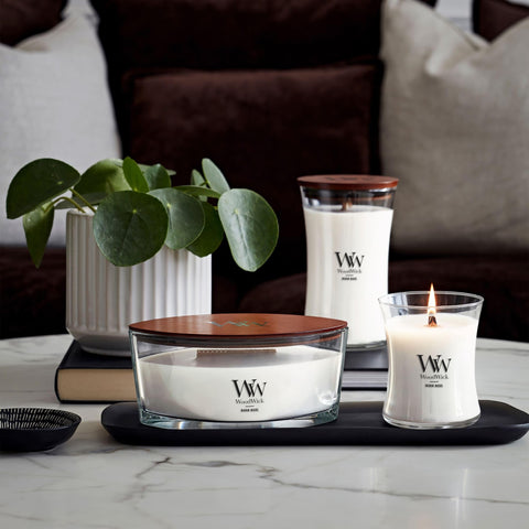 WoodWick Warm Wool burning with melt pool demonstrating steady aroma benefit