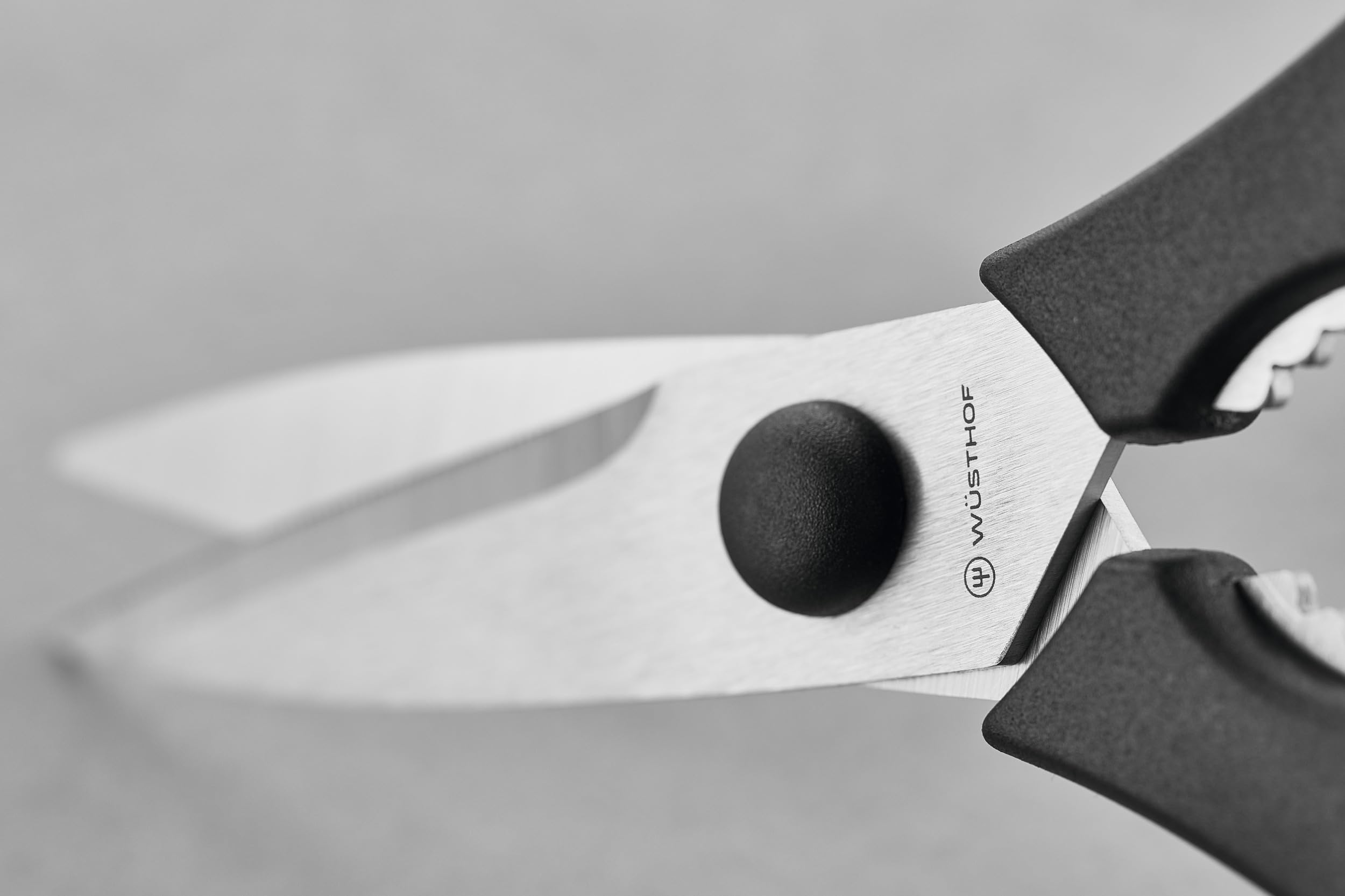 Wüsthof close-up of blade joint demonstrating easy come-apart cleaning
