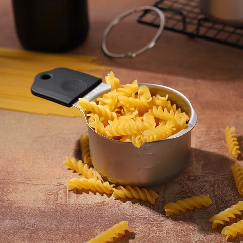 X-zrew measuring cup pouring flour demonstrating accurate leveling and spill-free transfer