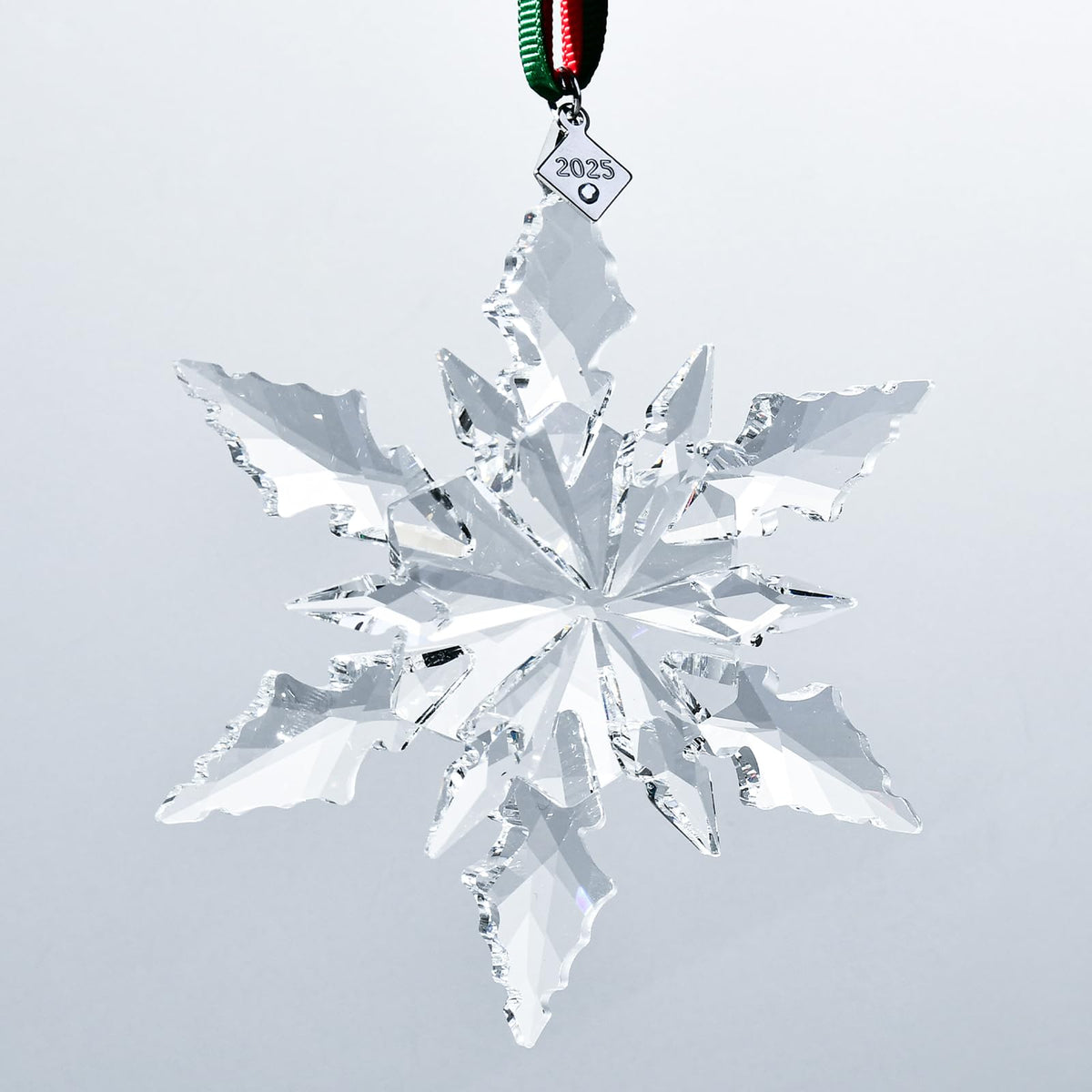 XIANGBAN crystal snowflake front view showing clear facets and sparkle benefit