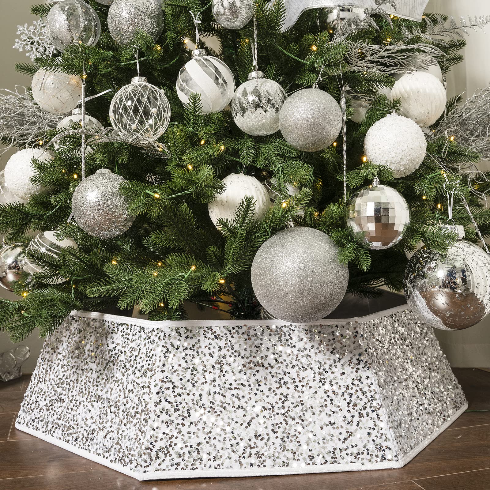 XmasExp living room displaying collar for polished holiday décor
