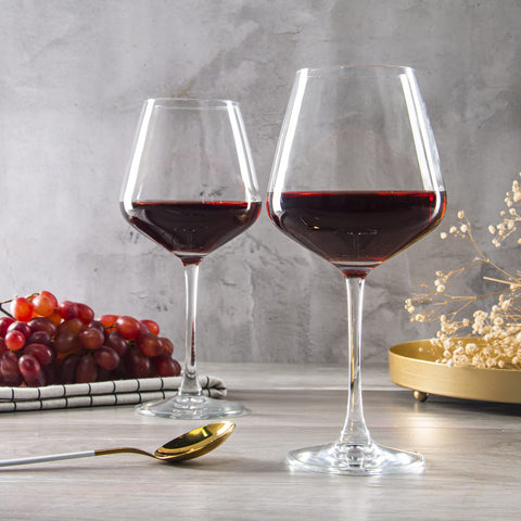 YANGNAY glass in use while pouring red wine to enhance aroma and presentation