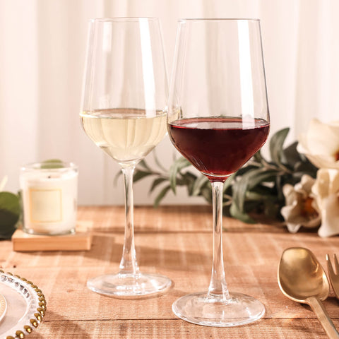 YANGNAY glass with white wine pour showing color visibility benefit