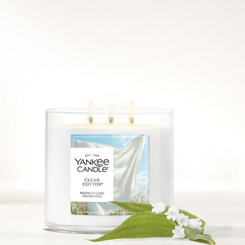 Yankee Candle Clean Cotton close-up of smooth plant-wax showing even melt benefit