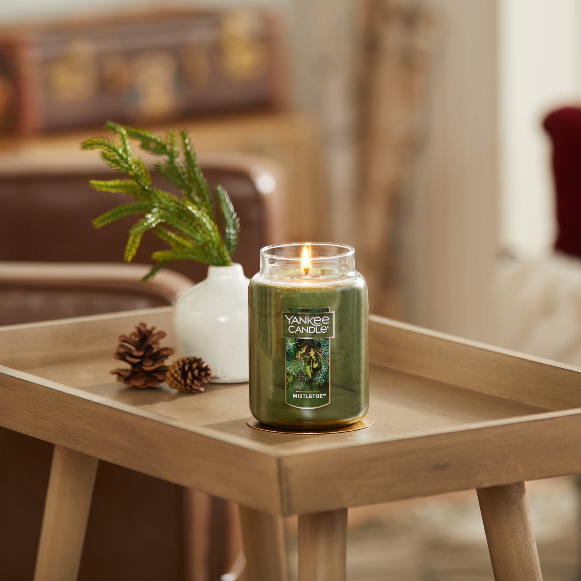 Yankee Candle mistletoe wax melt pool close-up demonstrating even burn