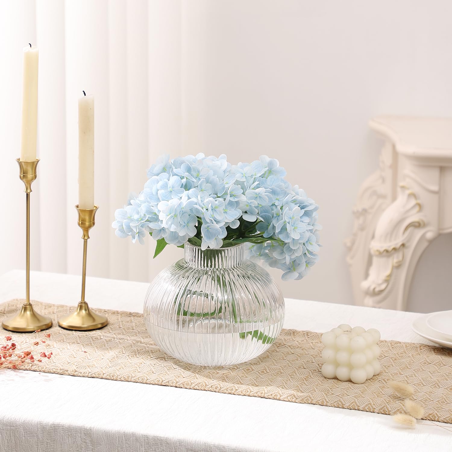 YANWE1 vase holding tulips demonstrates stem support and neat arrangement