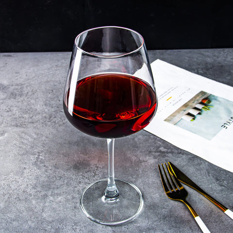 YARYOUNG glass in use during wine pour illustrating effortless tasting experience