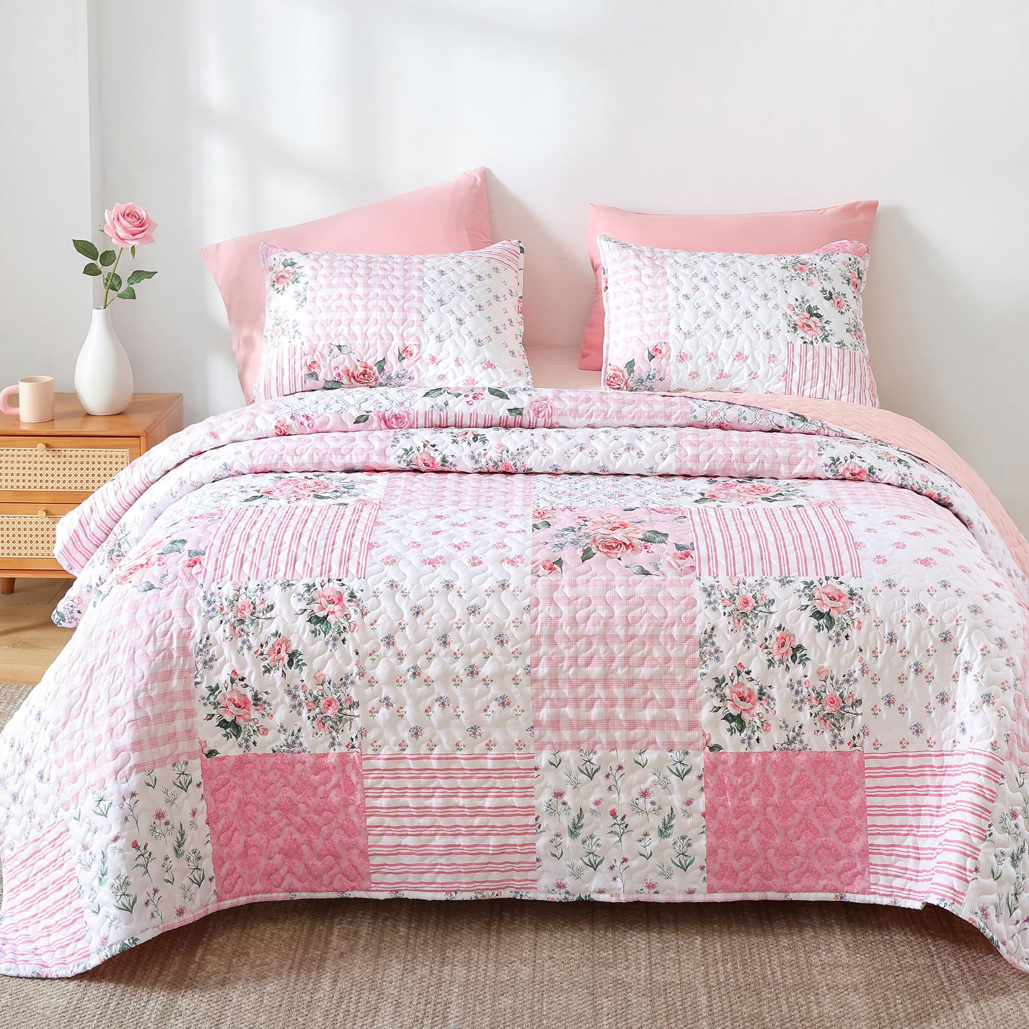 YIKUSH front view of floral quilt set showing full pink design and neat finish