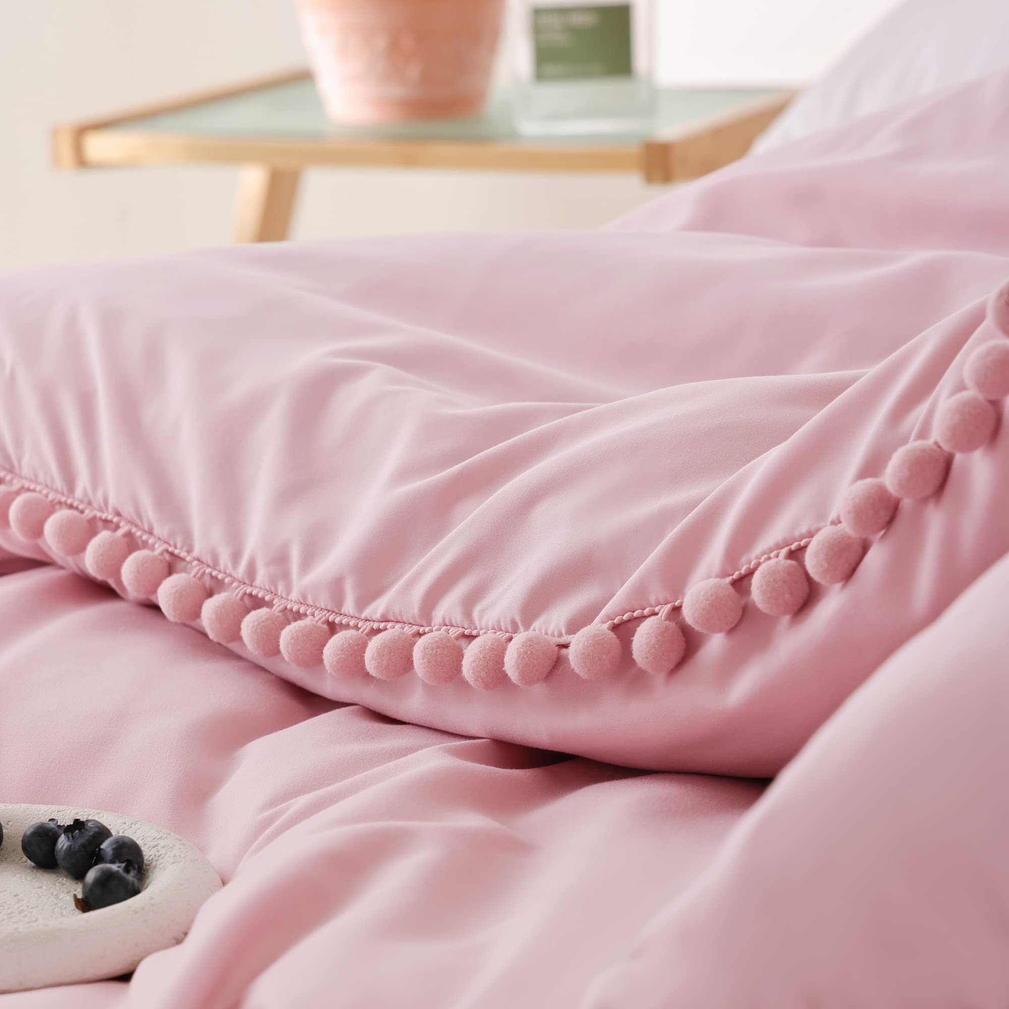 YIRDDEO bed in styled bedroom lifestyle evokes cozy, modern ambiance and easy decorating