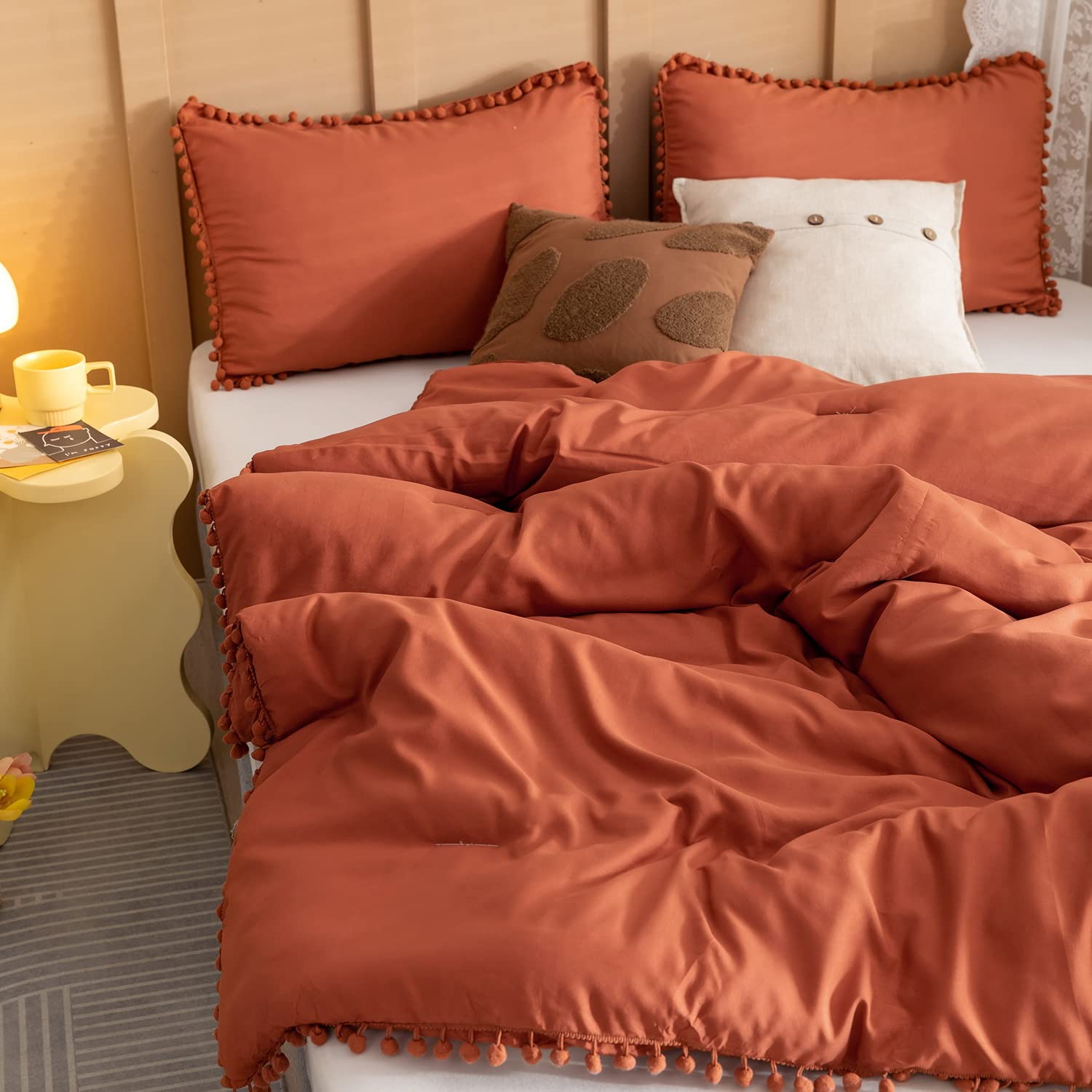 YIRDDEO comforter edge drape demonstrating generous overhang on mattress