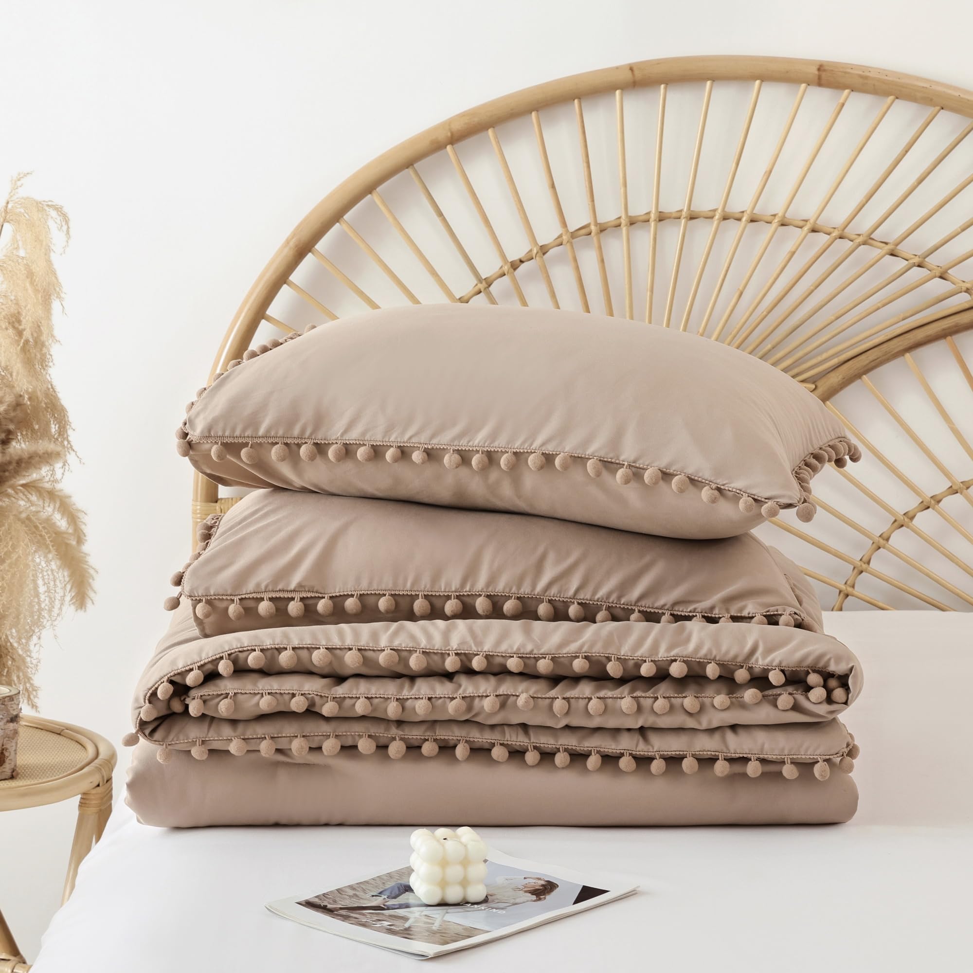 YIRDDEO scale and dimension shot comparing comforter to standard queen mattress