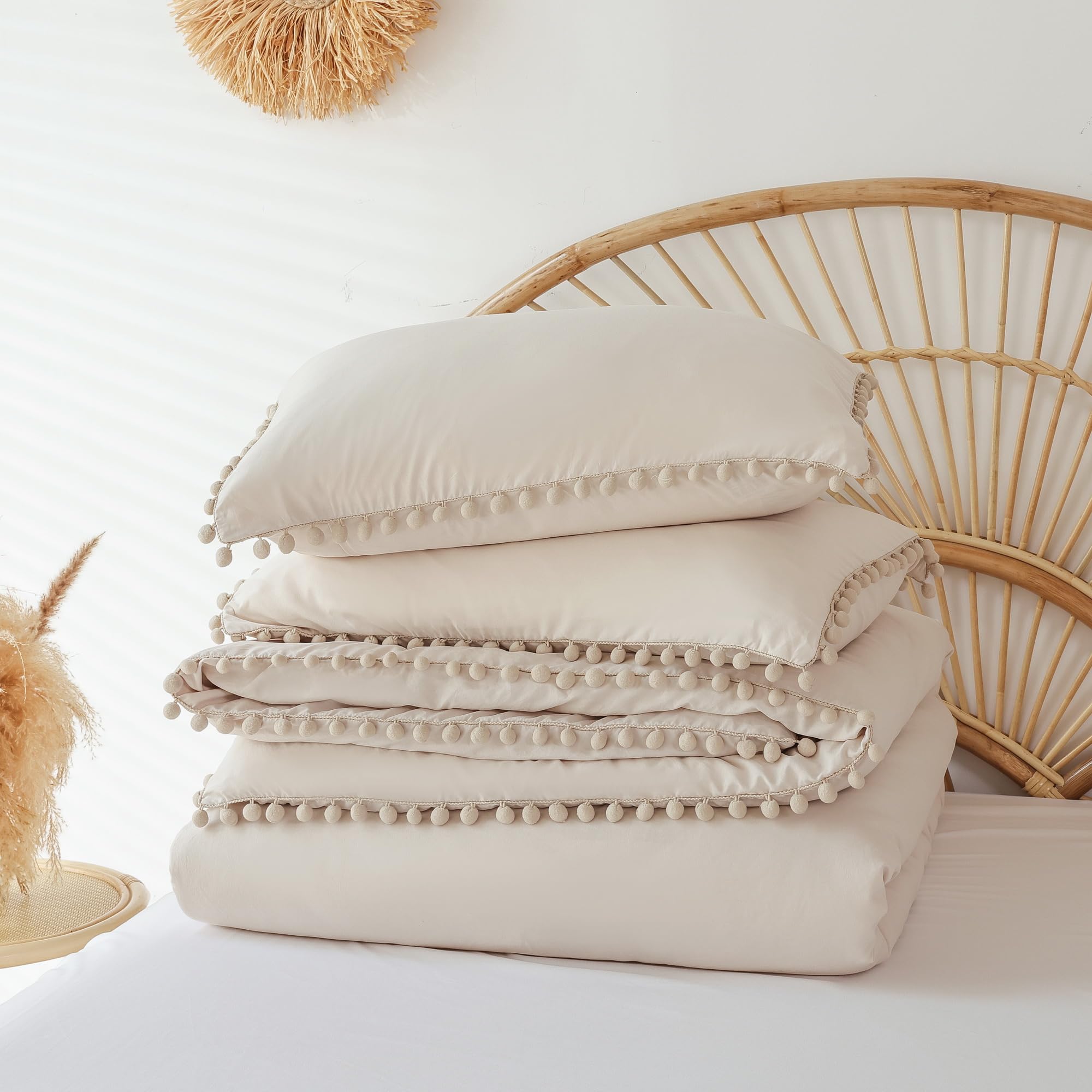 YIRDDEO comforter on queen mattress showing size coverage and fit
