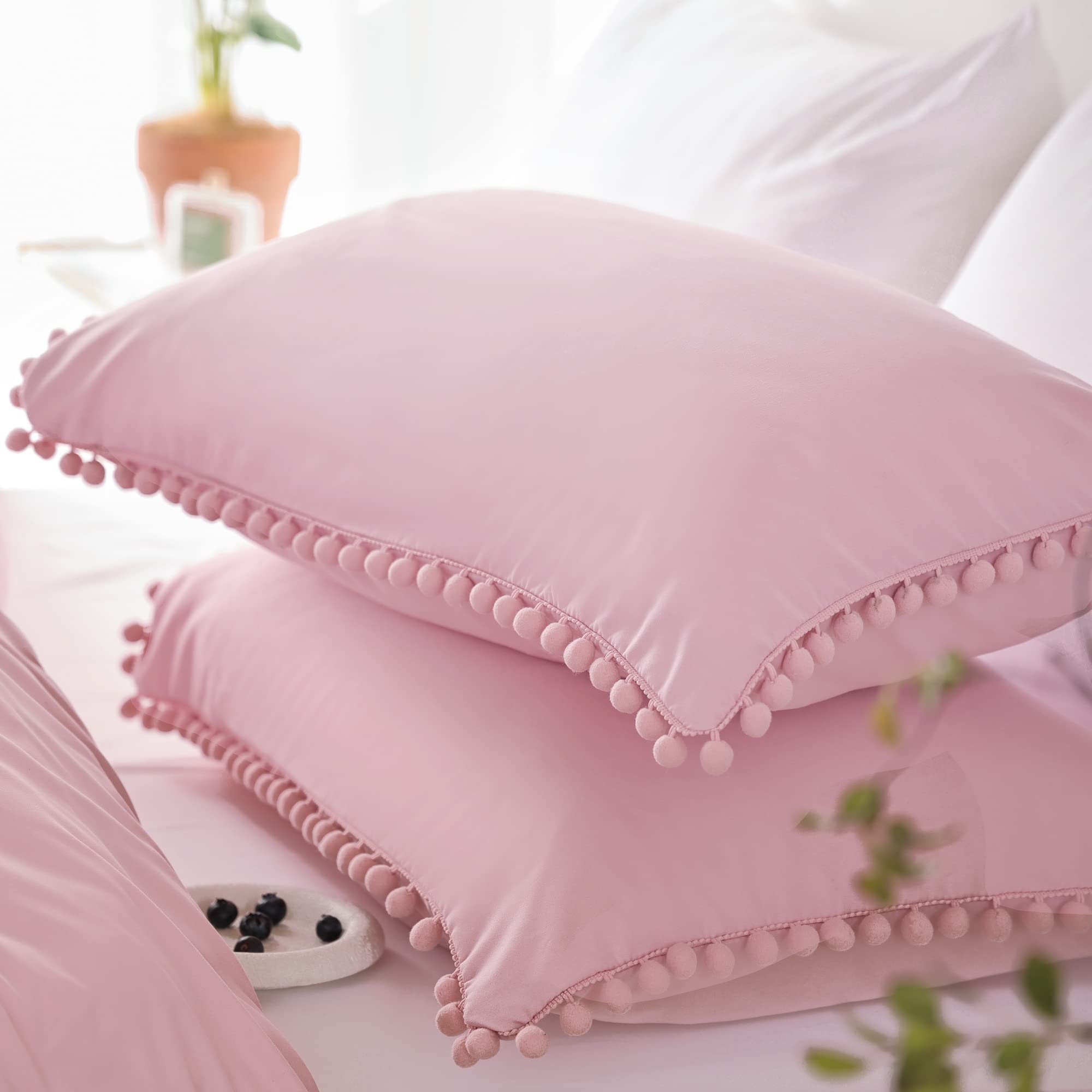 YIRDDEO scale comparison 90x90 dimensions demonstrates queen coverage and fit on mattress