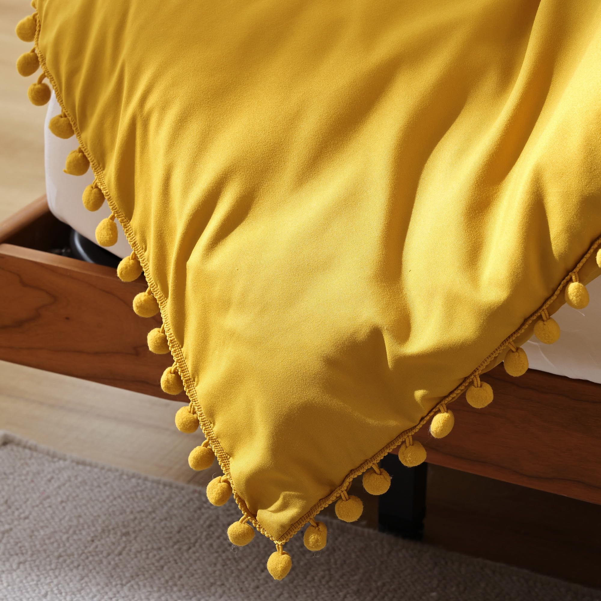 YIRDDEO queen comforter on bed showing size scale and generous 90 by 90 inches coverage