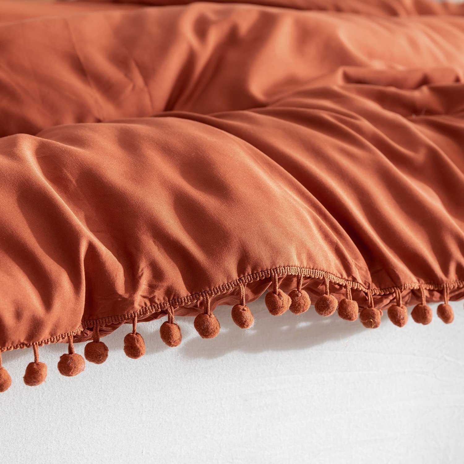 YIRDDEO comforter on king bed showing scale and generous measurements