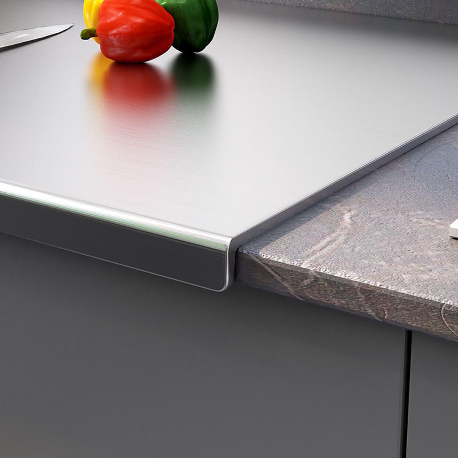 YIYUHAR size scale with hand illustrates generous workspace and space-saving profile