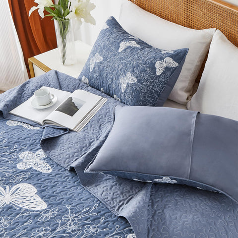 Yogeneg quilt edge quilting detail demonstrating durable stitching and even fill