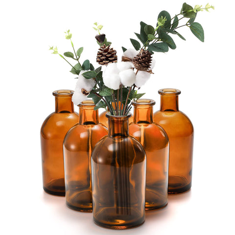 YOUEON arranged amber vases as a centerpiece providing cohesive table styling