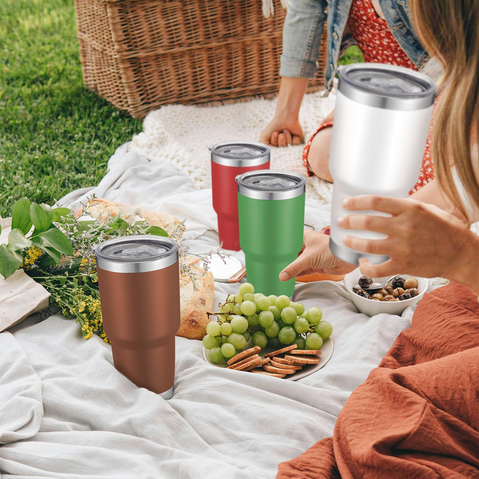 YOUKE OLA stainless straw with brush demonstrating easy cleaning of narrow parts