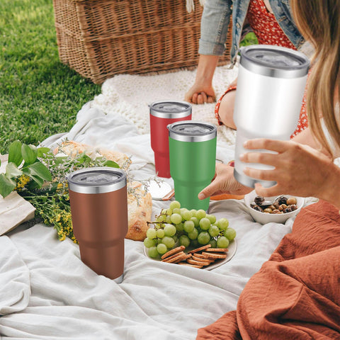 YOUKE OLA stainless straw with brush demonstrating easy cleaning of narrow parts