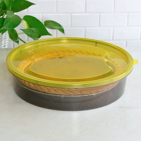 Youngever close-up of lid seal showing tight snap-fit to protect pies during short transport