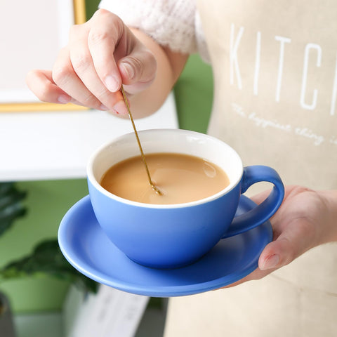 Yundu cup next to regular mug showing 10 oz scale benefit