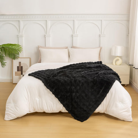 YUSOKI neatly folded throw detailing thick fleece for lasting softness