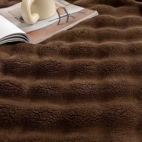 YUSOKI edge seam close-up showing quality stitching for long-lasting durability