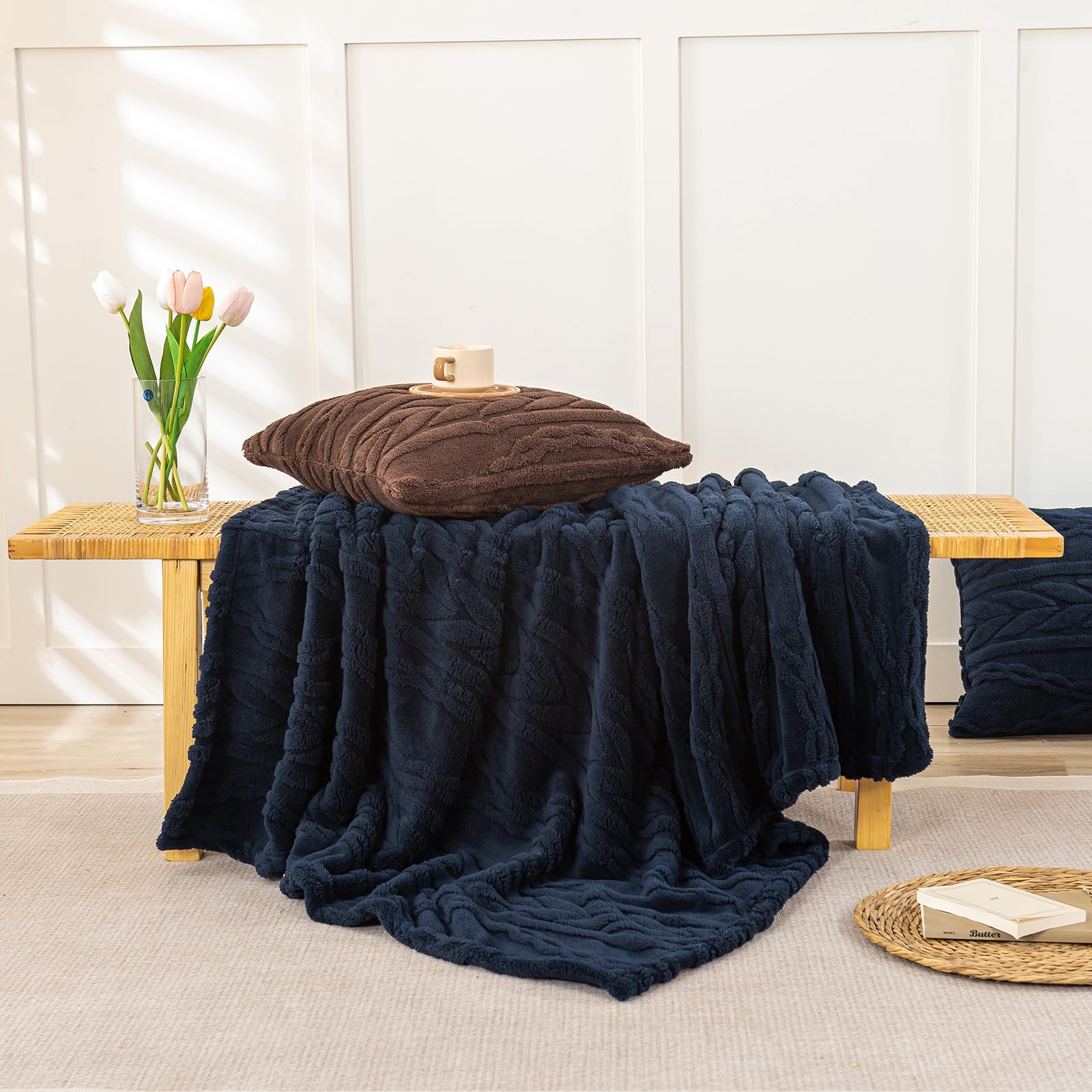 YUSOKI sherpa back close-up highlighting plush softness and insulating warmth