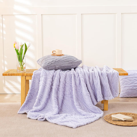 YUSOKI sherpa reverse close-up illustrating plush softness and warmth