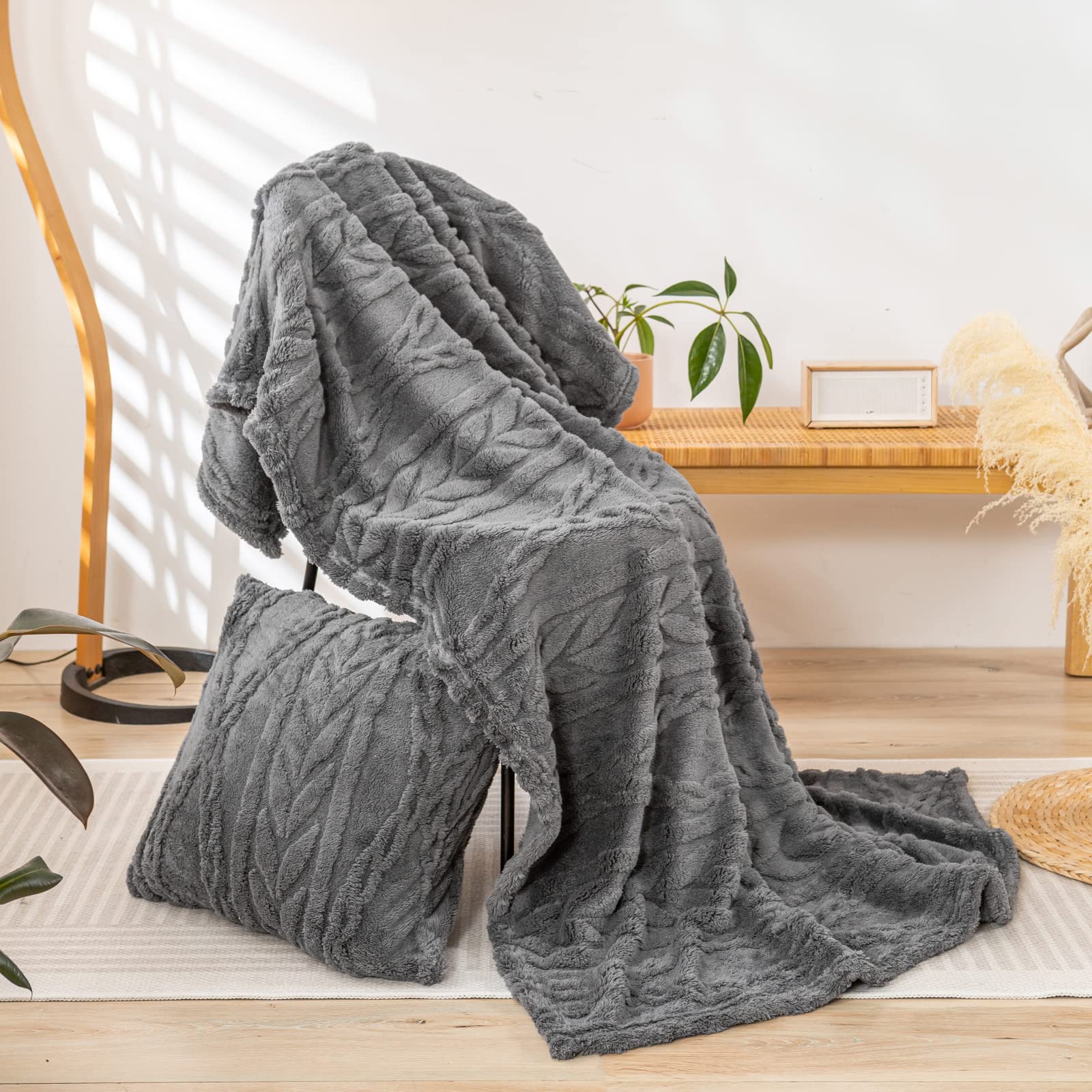 YUSOKI sherpa back closeup highlighting plush texture and warmth
