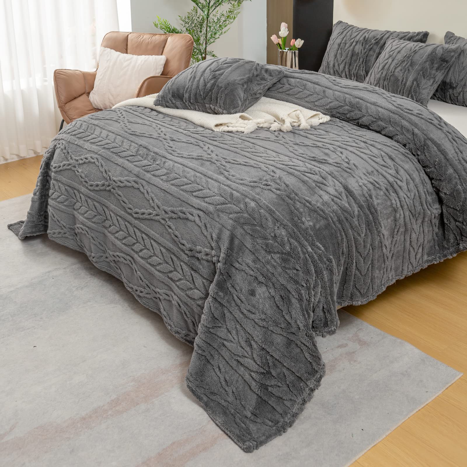 YUSOKI throw size comparison with pillow demonstrating scale and coverage