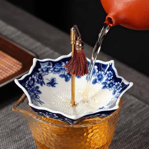 YUTICAT umbrella strainer positioned in mug showing size fit and stable brewing