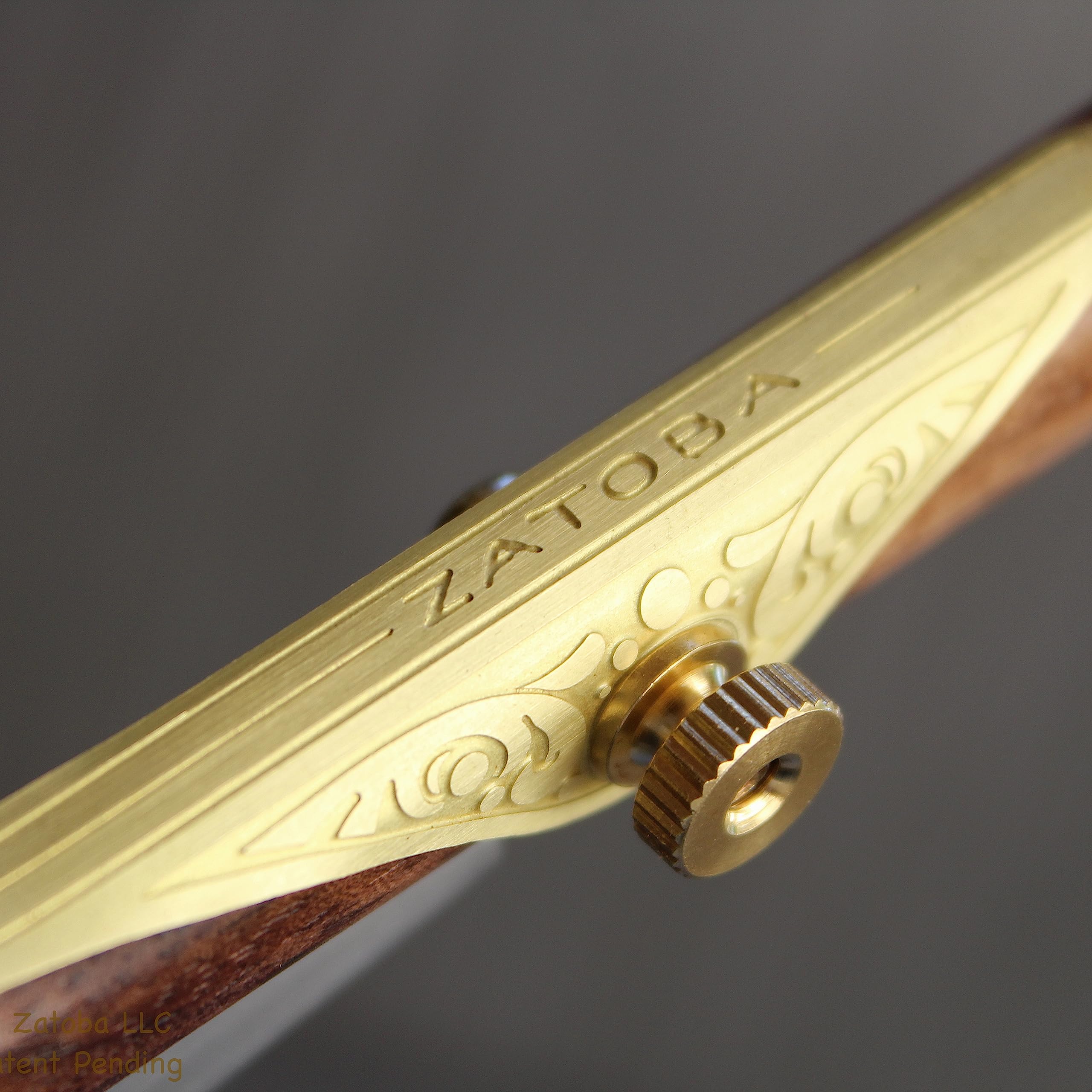 Zatoba five double-edged razors included for prolonged precise scoring