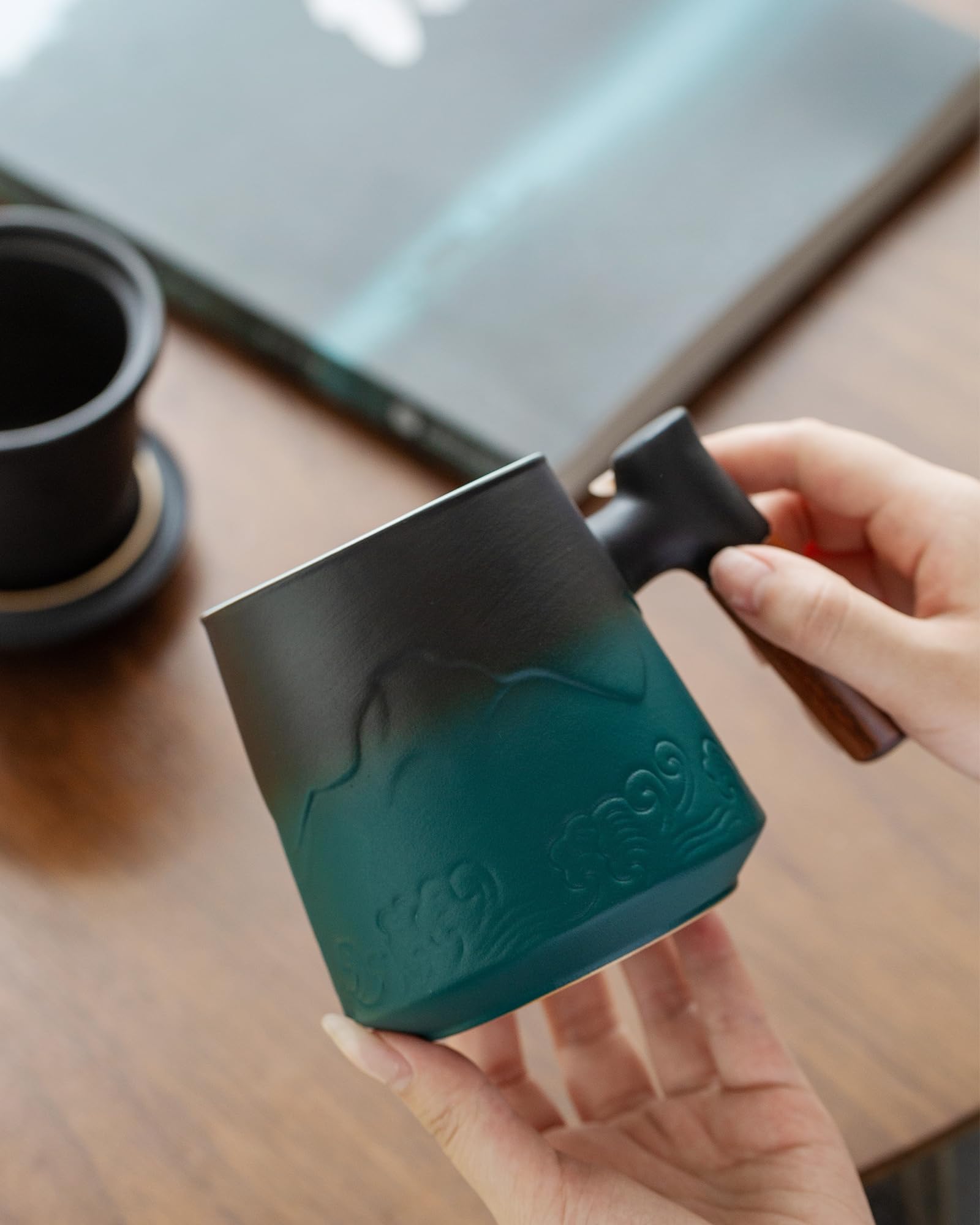 ZENS glossy interior revealing tea color and aiding precise steeping observation