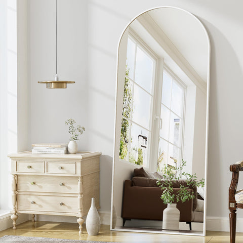 ZMYCZ nano-coated glass surface reflecting high-definition detail for precise outfit checks