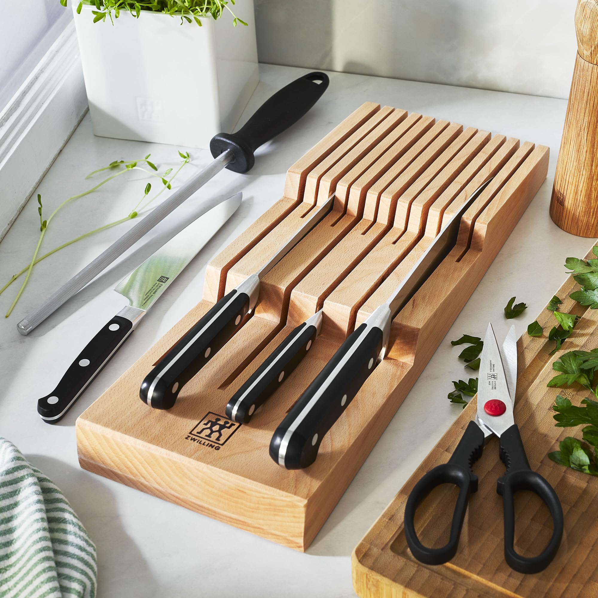 ZWILLING beechwood grain close-up highlighting durable protective wood
