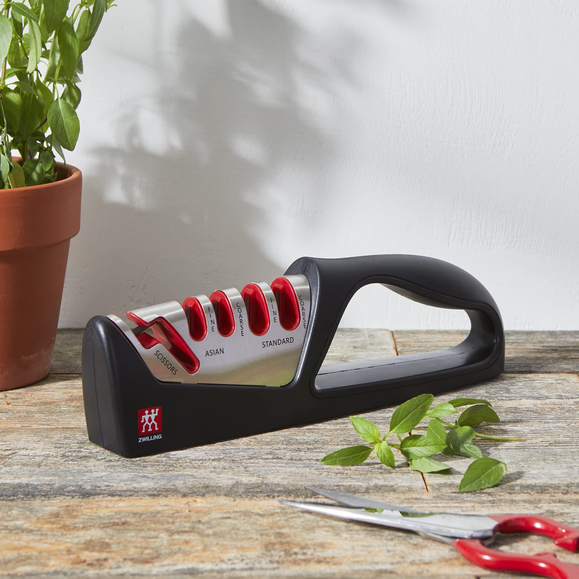 ZWILLING close-up of ceramic grit slots highlighting coarse and fine edges for precise honing