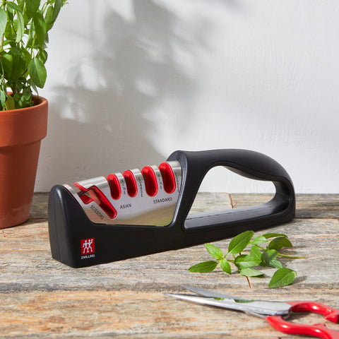ZWILLING close-up of ceramic grit slots highlighting coarse and fine edges for precise honing