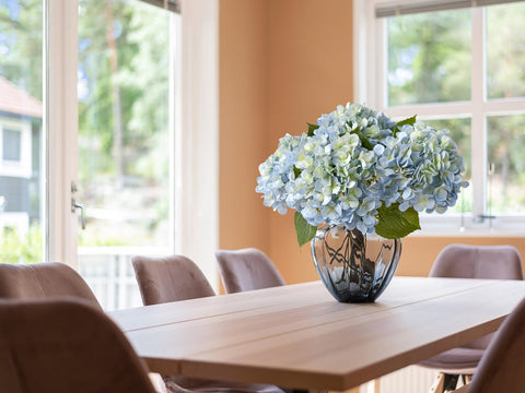 ZYTUYO hydrangea arranged in tall vase showing elegant height and scale